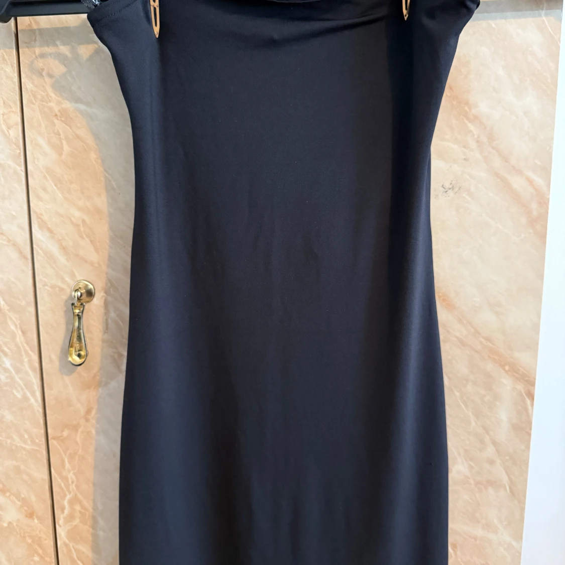 Svart axelbandslös långklänning med volang - 2