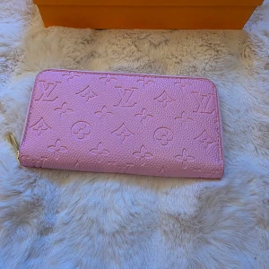 Long zippy wallet i färgen candy - Välanvänd vilket syns på insidan men inga synligenheter på utsidan. Kommer med originalbox