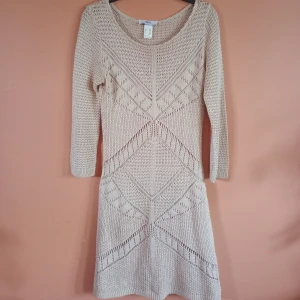 Beige stickad klänning - Beige stickad klänning med långa ärmar och snyggt mönster. Rund halsringning och följer figuren. Finns ett beigt innertyg så att man inte ser igenom klänningen. Knappt använda och mycket bra skick, storlek S 🌸