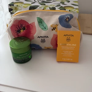 Apivita Bee Radiant gel-crème och Beessential Oils dagolja med necessär - Säljer ett set från Apivita med Bee Radiant gel-crème i grön glasburk och Beessential Oils dagolja i miniförpackning. Allt kommer med en söt necessär i tyg med blommigt och bi-motiv samt gul dragkedja. Perfekt för dig som vill testa Apivitas hudvård. Helt oanvänd och oöppnat