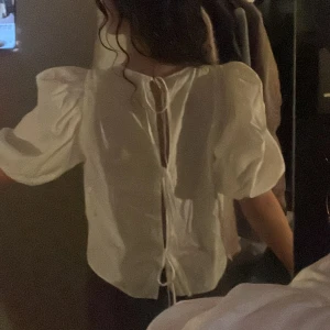 Blus med knyte - Knutarna är på ryggen. Sitter mer som en S då den är lite oversized✨