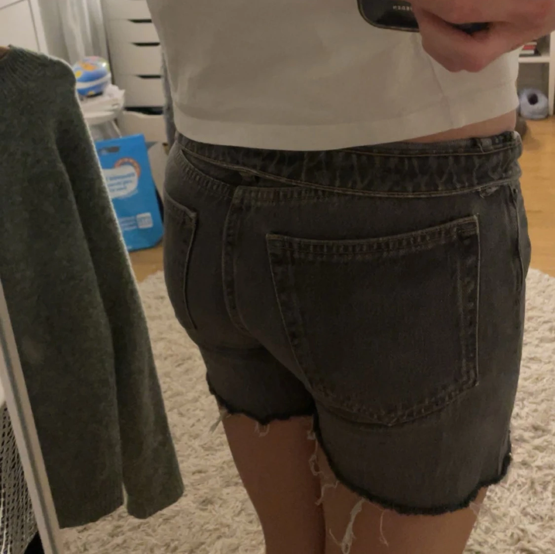 Grå jeansshorts med råa kanter - 1