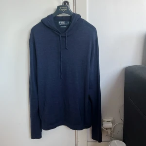 Polo Ralph Lauren Kashmir hoodie - Hej, säljer nu denna superfina stickade hoodie från Ralph Lauren i 100% Kashmir. Skriv gärna om ni har frågor eller lägg gärna prisförslag då priset inte är hugget i sten. OBS storlek L men sitter som M. Kan tänka mig att gå ner någon hundring eller så vid snabbt köp