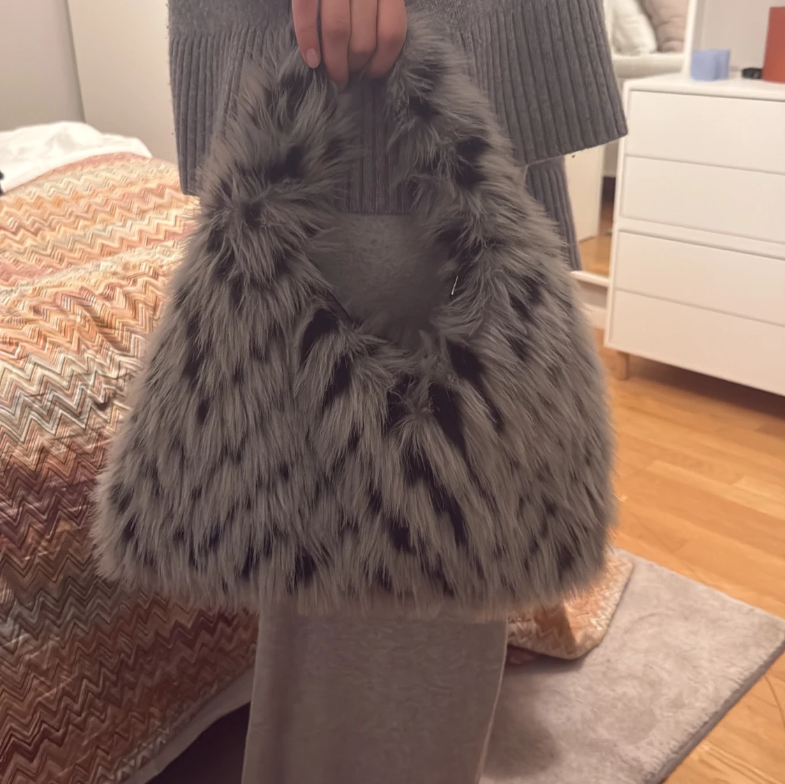 Grå fluffig axelväska med pälsimitation