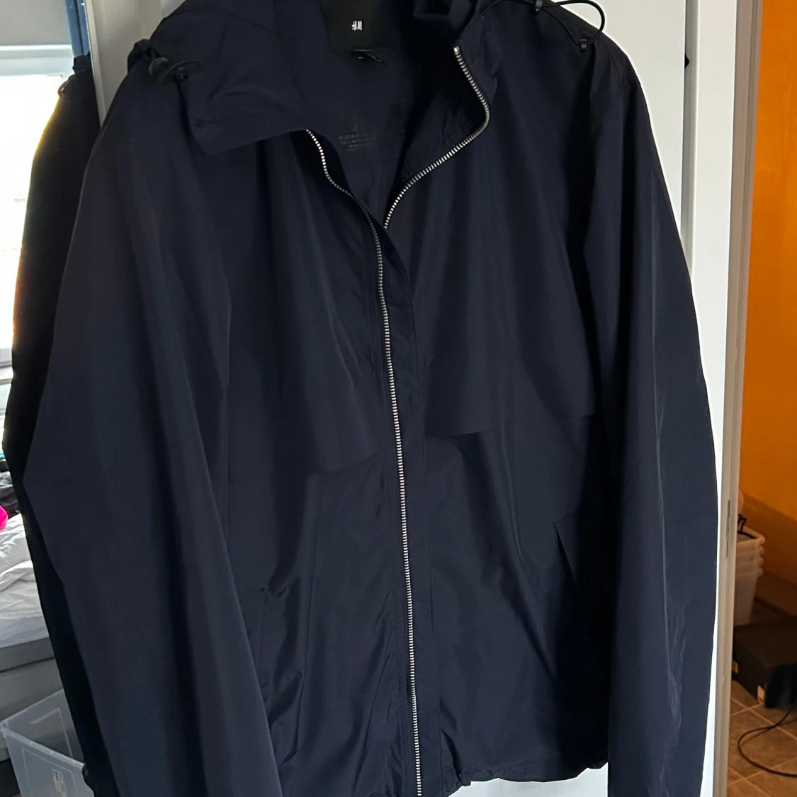 Marinblå vindjacka med huva från H&M