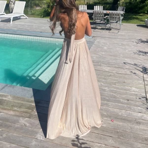 Balklänning med öppen rygg - Säljer en långklänning som är perfekt till bal, bröllop osv! 🥰 Den är köpt på bubbleroom och endast använd en gång, är 173 och har klackar på bilderna för referens!