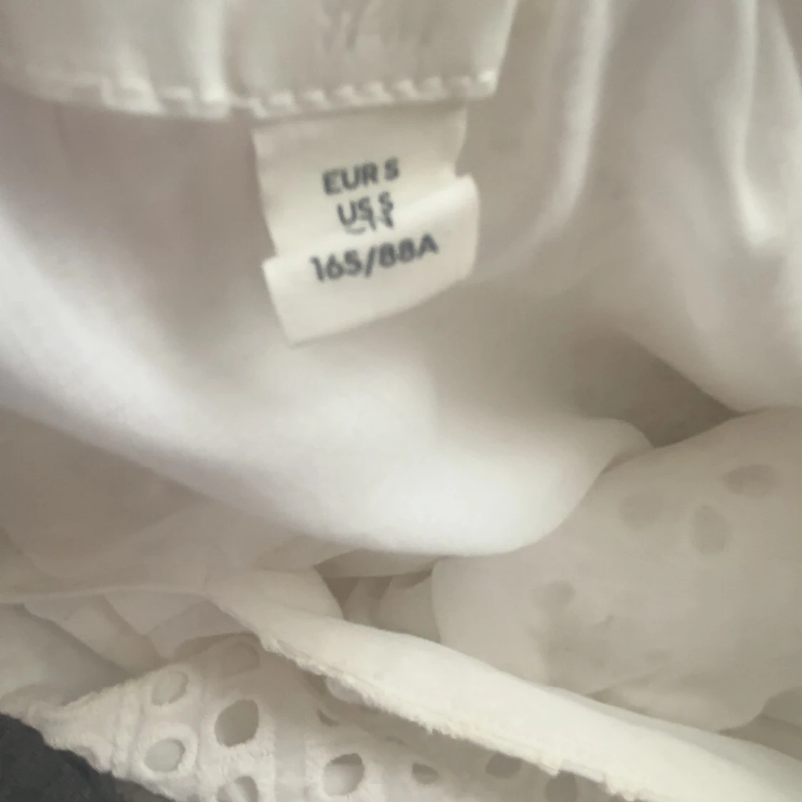 Vit spetsklänning med smala axelband från H&M - 2