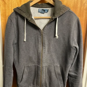 Polo Ralph Lauren Zip-up - Tjockare material. Fungerar som en tunn jacka. Bra för lite kyligare sommardagar. Nypris 2499. Pris kan diskuteras