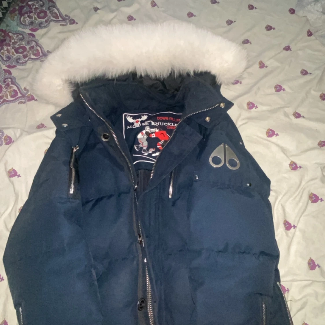 Svart dunväst med huva från Moose Knuckles