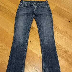 Lågmidjade jeans  - Snygga blå jeans från Citizens of Humanity. Lågmidjade jeans och i bra skick.