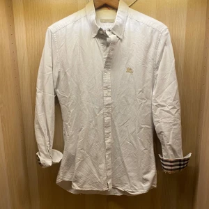Burberry skjorta  - Hej! Säljer nu min skjorta från märket Burberry , storlek M bra skick, givetvis äkta. Tveka inte på att höra av dig om du har frågor eller funderingar kring skjortan!