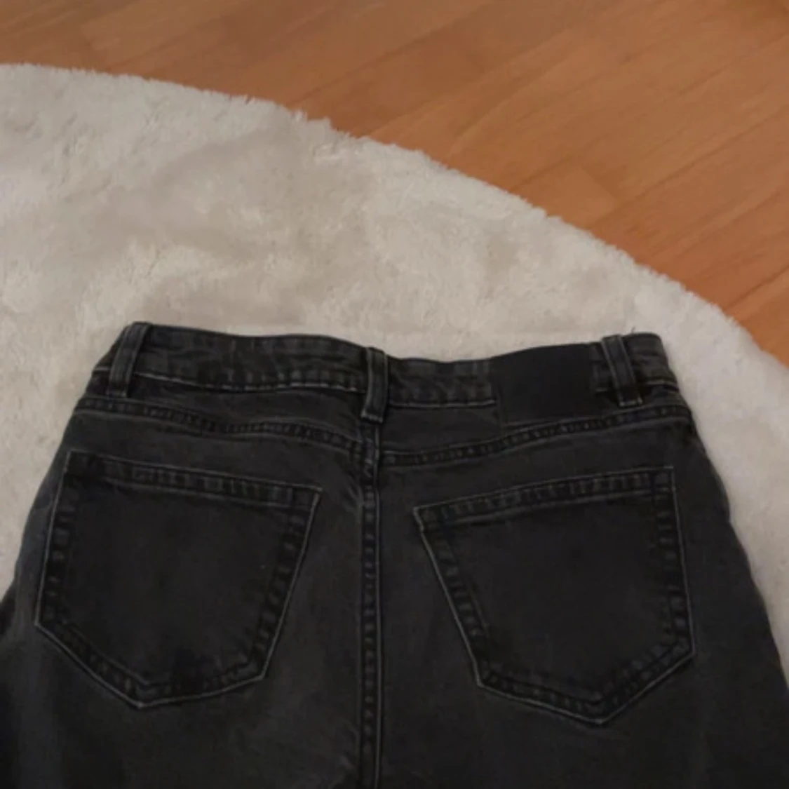 Svarta mid wide jeans - 1