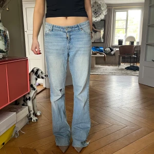 Jeans med hål - Såå coola jeans från monki! Har ett hål på ena knät✨