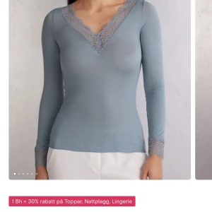 Blå långärmad tröja från Intimissimi - Säljer en ljusblå initimissimi med spets. Knappt använd, säljer pga använder aldrig. Nypris 489kr