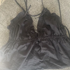 Svart söt topp - Säljer en svart söt topp från zara som är använd 1 gång, säljs inte längre