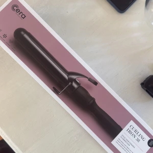 Cera Curling Iron 38mm - Cera Curling Iron 38mm är en svart locktång med bred cylinder för stora, mjuka lockar. Passar dig som vill ha mycket volym! Kommer i oanvänd original förpackning. Nypris 600kr 