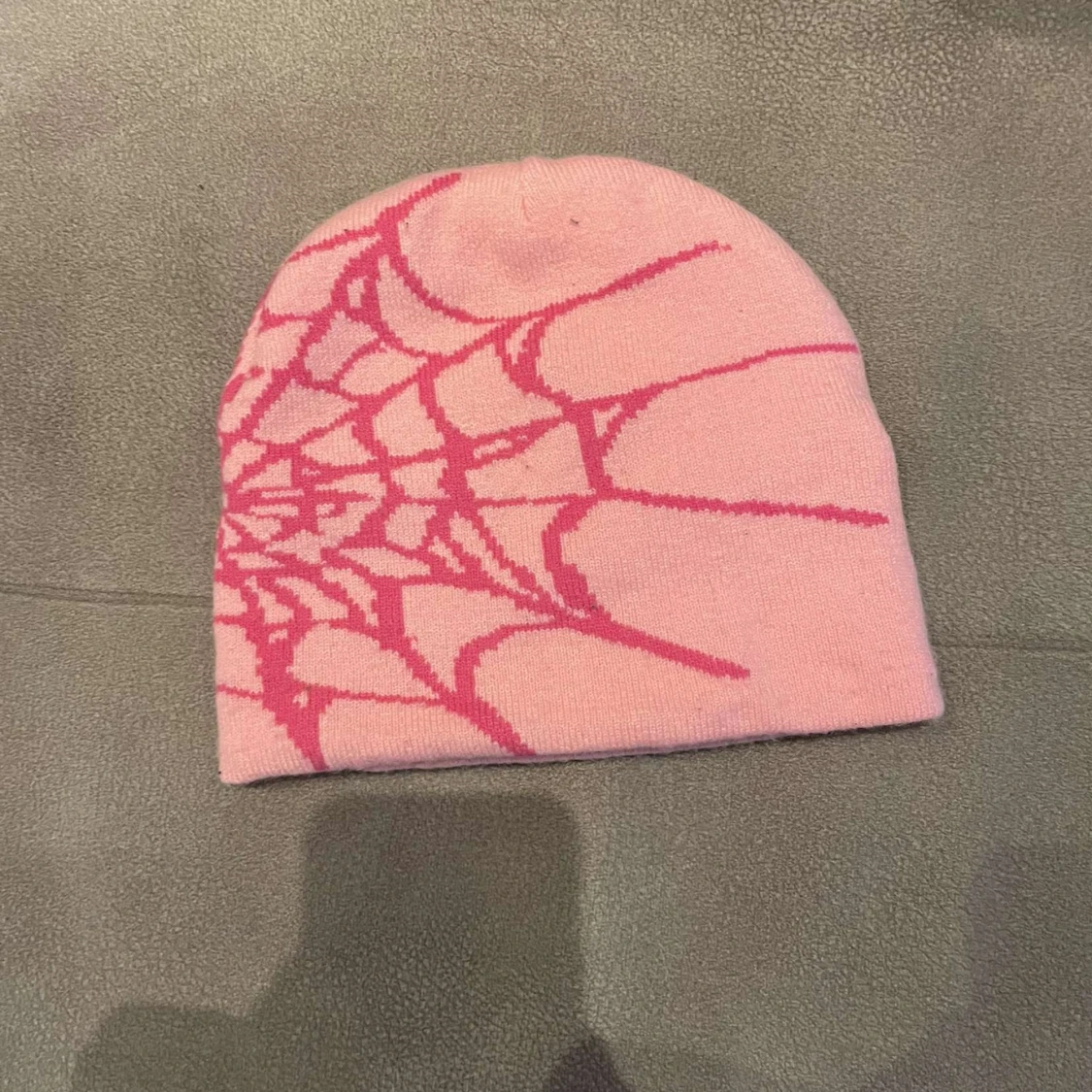 Rosa mössa med spindelnätsmönster - 4