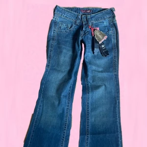 Vintage lågmidjade bootcut jeans - Skitsnygga vintage bootcut jeans med extremt bra kvalitet som fortfarande har kvar original lappar. Inga defekter jag kan hitta! 100% bomull Mått finns på första bilden. Priset är diskuterbart men först till kvarn gäller! Skickar varor så snabbt som möjligt!