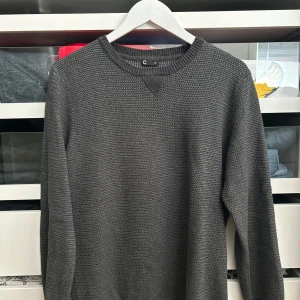 Stickad tröja - Storlek XL men har krympt till en M/L i tvätten. Varsamt använd! Tveka inte på att lägga prisförslag