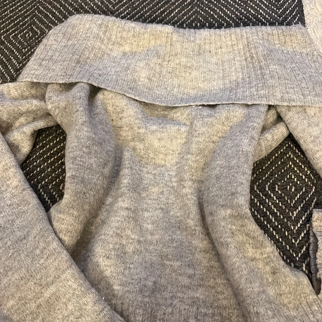 Grå stickad offshoulder-tröja från Gina Tricot - 1