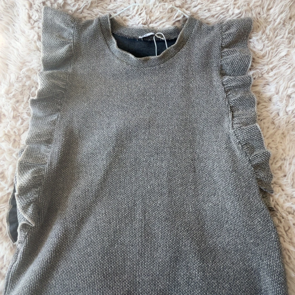 Grå stickad topp med volang från Zara