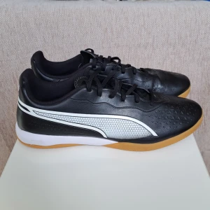 Puma king futsal-skor st 46 - Puma KING MATCH IT futsal-skor st 46. Väldigt sköna futsalskor i mycket bra skick. Perfekt till idrotten eller futsalträningen. Nypris 900kr,mitt pris 350kr 