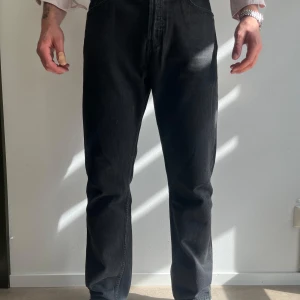 Svarta straight jeans från Weekday - Säljer ett par svarta jeans från Weekday i modellen Relaxed Straight. Klassisk femficksdesign och rak passform. Jeansen har normal midja och är tillverkade i denim. Perfekta för dig som gillar en enkel och stilren look.