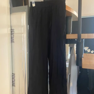 Kläder - Bild 1 svarta linnebyxor från Asos i storlek 32 knappt använda pris 40kr, Bild 2 ”stickade” byxor från HM vet ej storlek men skulle gissa på XS pris 40kr, Bild 3 Teddy jacka från Even & odd i storlek 34 pris 100kr, Bild 4 jumpsuit från HM i storlek 36 pris 20kr, Bild 5 Jättemysig tröja från HM i storlek XS pris 30kr