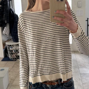 Zara tröja - Snygg randig  tröja från Zara. (Mindre hål, se bild 3)