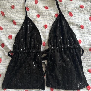 Sequin topp - Motel Rocks - Använd 3 gånger, köpt ifrån Motel Rocks! Nypris var 32€ vilket motsvarar ish 320 kr🥂 tredje bilden har jag knytningen på ryggen men man kan även ha det framifrån vilket är väldigt sött & säkert! Passar även S 😍