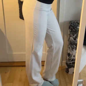 Fina vita sommar byxor - Super sköna vita byxor- de är lite baggy ler till och är i storlek S