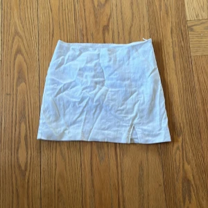 Vit kortkjol  - Säljer en enkel vit kortkjol från H&M. Perfekt för sommaren och priset kan diskuteras. 