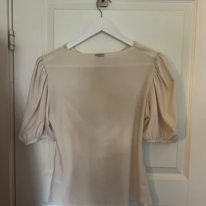 Topp med öppen rygg  - Öppen rygg, vet ej märke men tror ginatricot, storlek S-M, skriv gärna prisförslag!