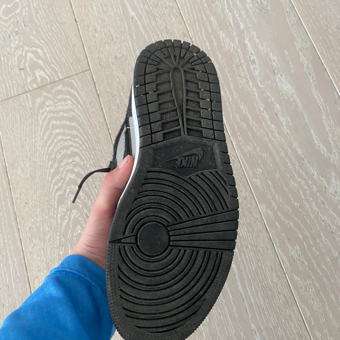 Nike Air Jordan 1 High svart och grå - 4