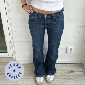 Blå bootcut jeansbyxor - Snygga blå bootcut jeans med låg midja och klassiska fem fickor. Midjemåttet är 38, köpte på Plick men de passade tyvärr inte. Inte mina bilder!💕