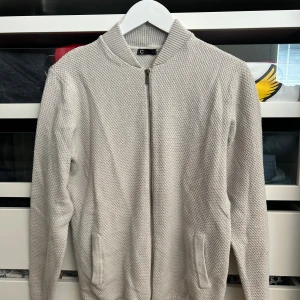 Stickad zip tröja - Storlek L men är väldigt liten i storleken och passar därav bättre en M. Pris kan alltid diskuteras 