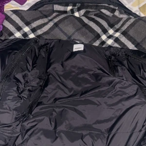 Burberry jacka - Denna jacka är i nytt skick knappt använd den kan även användas som en väst till våren då armarna har dragkedjor priset är 1,8 men höjs till vintern!💕