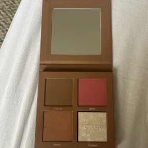 CAIA Face Palette Sassy - CAIAs Face palette I färgen Sassy, knappt använd och är i bra skick. Spegeln har fortfarande klistret på.