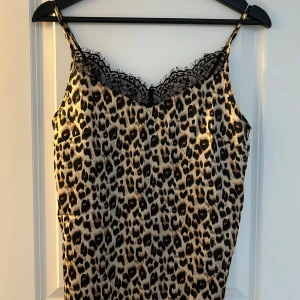 Två pack spetlinnen  - Ett två pack linnen i satin/silkesmaterial med spets vid kanten. Har aldrig använts förut utan bara testats, dock ingen prislapp kvar men båda är helt nya💕ordinarie pris är 80kr men säljer för 40kr (pris går att diskuteras) 