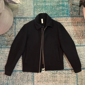 Selected homme jacka  - Nu finns denna selected homme jackan till salu! Den är i nyskick aldrig använd:) nypris ca 1899 eller mer 