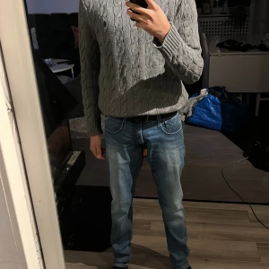 Grå stickad tröja från Ralph Lauren - Tja, säljer denna fina stickade tröja från ralph lauren. Knappt använd, sitter fint, varm, perfekt för vinter eller tidig vår. Priser kan diskuteras.