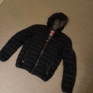 Colmar jacka - Säljer en stilren Colmar-jacka i marinblått, storlek M. Skicket är 8/10, vilket betyder att den är i fint begagnat skick.  Nypris: 4 700 kr Perfekt för vår och höst! Modellen på bilden är 175 cm.  Pris: 1 099 kr (kan diskuteras)  Colmar-galge medföljer.  Hör av dig vid intresse!