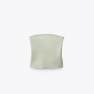 Grön bandeau topp - En jöttefin grön bandeau topp från Zara i nyskick. Skriv för egna bilder. I storlek M men är som en S/XS