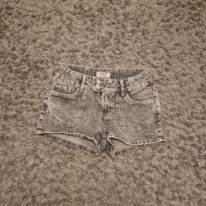 Grå jeansshorts från Lindex - Snygga grå jeansshorts från Lindex.