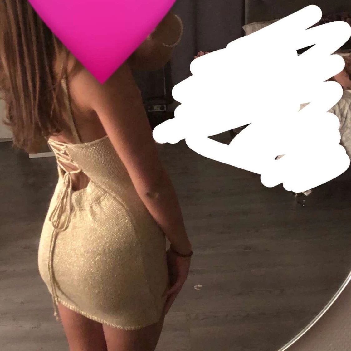 Glittrig guldfärgad klänning - 1