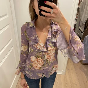 Zara Blus - Superfin volang blus från zara😍 I mycket bra skick!