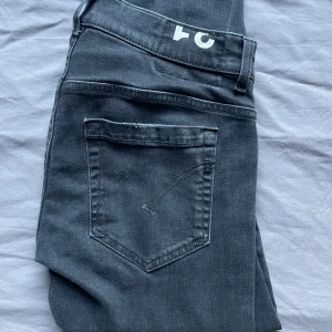 DONDUP GEORGE - Tjena, säljer ett par feta dondups i färgen svart med lite skön fade. Storlek 31 och den feta modellen GEORGE. Hör gärna av dig vid fler frågor, priset är inte hugget i sten!