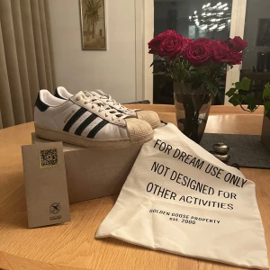 Adidas Superstar  - Säljer ett par riktigt klassiska Adidas Superstar sneakers. Skorna har den ikoniska snäckformade tån och är tillverkade i skinn. (Golden goose skolådan och väskan ingår i köpet) | Skick 9,5/10 inga defekter!! | Skorna är köpta i Miami i sneakers store | Nypris ca 1300kr | Mitt pris 499kr | Tveka inte att ställa frågor! 