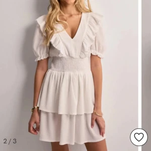 vit volang klänning gina tricot - säljer min vita volang klänning från gina som är använd en gång och köpt förra året, skriv privat för fler bilder