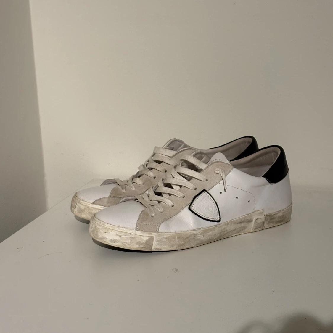 Vita sneakers från Philippe Model